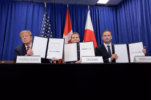 Tổng thống Mỹ Donald Trump (trái), Thủ tướng Đan Mạch Mette Frederiksen (giữa) và Thủ tướng Greenland Jens-Frederik Nielsen tại lễ ký kết thỏa thuận, ngày 22/9/2026.