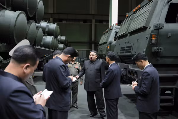 Nhà lãnh đạo Triều Tiên Kim Jong-un trong chuyến thị sát một số doanh nghiệp quốc phòng, ngày 18/9/2026.