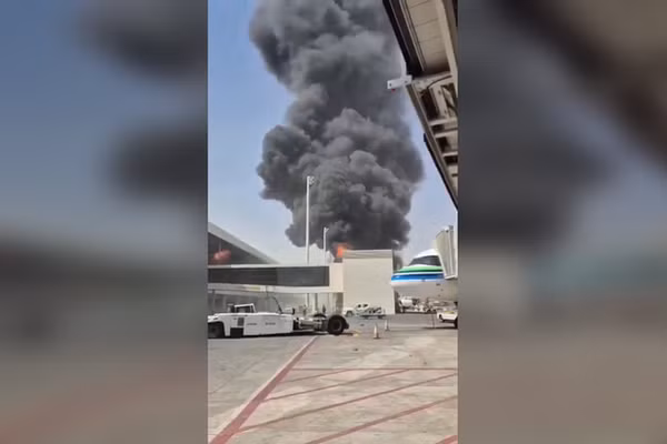 Cột khói đen bốc cao sau cuộc tấn công của Houthi nhằm vào sân bay quốc tế King Khalid ở Riyadh, Saudi Arabia, ngày 8/10/2026.
