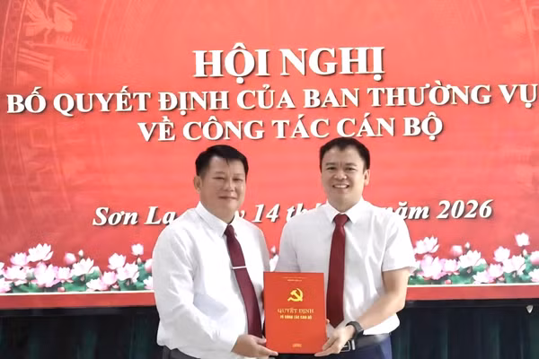 Ông Lò Minh Hùng, Phó Bí thư Tỉnh ủy Sơn La (người bên trái) trao Quyết định bổ nhiệm cho ông Nguyễn Chí Chung.