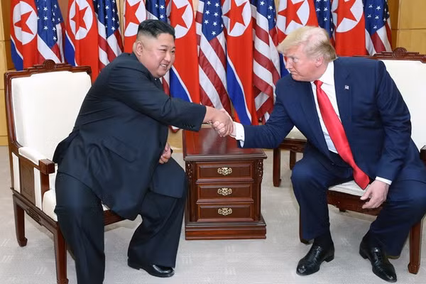 Chủ tịch Triều Tiên Kim Jong-un (trái) và Tổng thống Mỹ Donald Trump.