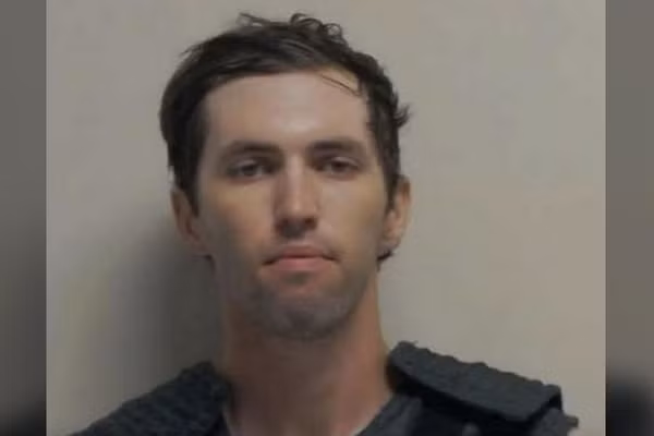 FBI công bố ảnh chụp Tyler Robinson - kẻ bị cáo buộc ám sát nhà hoạt động bảo thủ Charlie Kirk.