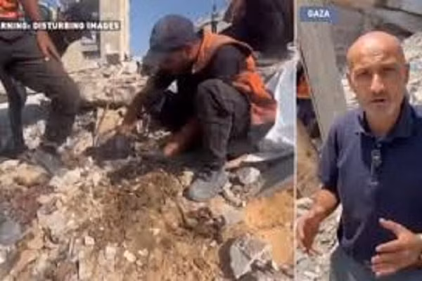 Phóng viên RT Rami Almughari tại hiện trường tìm kiếm những người bị chôn vùi trong đống đổ nát.