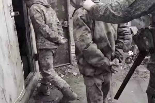 Binh sĩ Ukraine đầu hàng ở Pokrovsk.