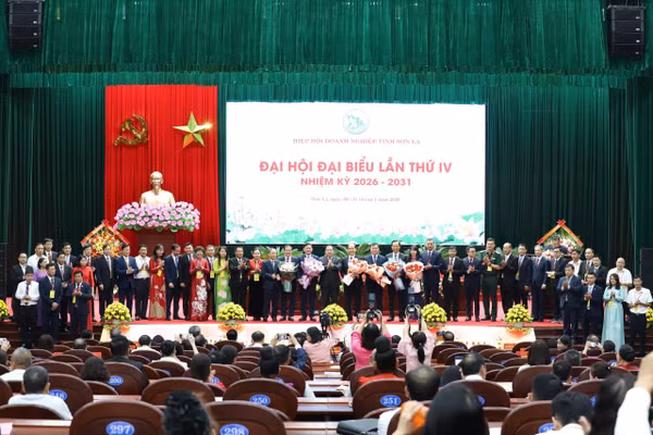 Các đại biểu tặng hoa chúc mừng đại hội.