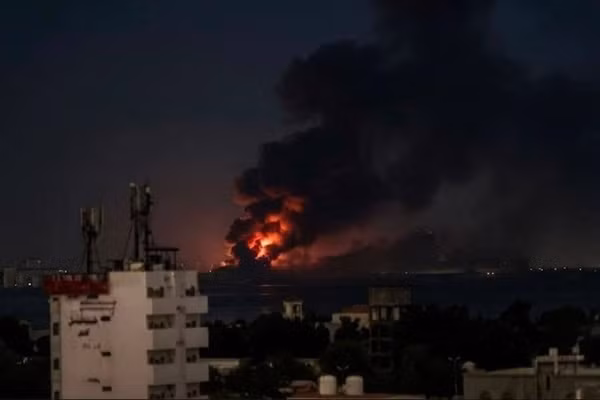 Liên quân do Saudi Arabia dẫn đầu tấn công cảng Hodeidah do lực lượng Houthi kiểm soát ở Yemen, ngày 25/7/2026.