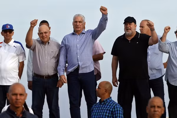 Tổng thống Cuba Miguel Diaz-Canel (giữa).
