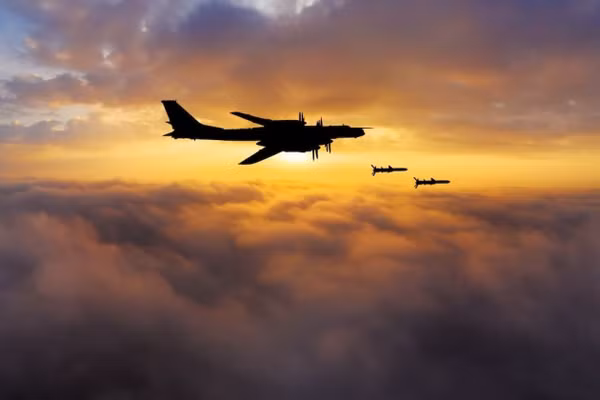 5 máy bay ném bom chiến lược Tu-95MS Nga đồng loạt cất cánh vào đêm 30/6/2026.