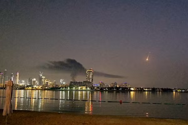 Khói đen bốc cao sau loạt vụ nổ lớn ở Dubai, UAE, ngày 16/7/2026.