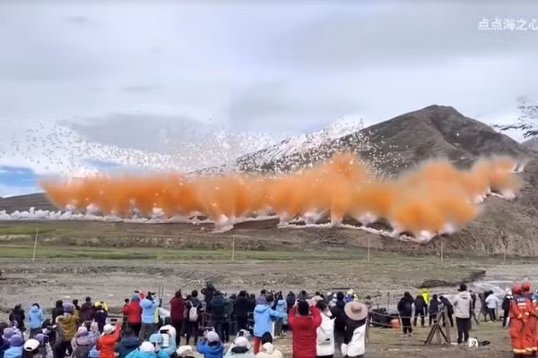 Màn trình diễn pháo hoa của nghệ sĩ Cai Guo-Qiang, hợp tác với thương hiệu quần áo Arc'teryx, ở dãy Himalaya, đã vấp phải sự chỉ trích từ các nhà hoạt động vì khí hậu.