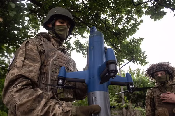 Các binh sĩ Ukraine cầm UAV đánh chặn.