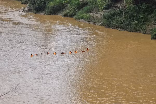 Trời mưa những ngày qua khiến mực nước sông Mã dâng cao và chảy xiết.