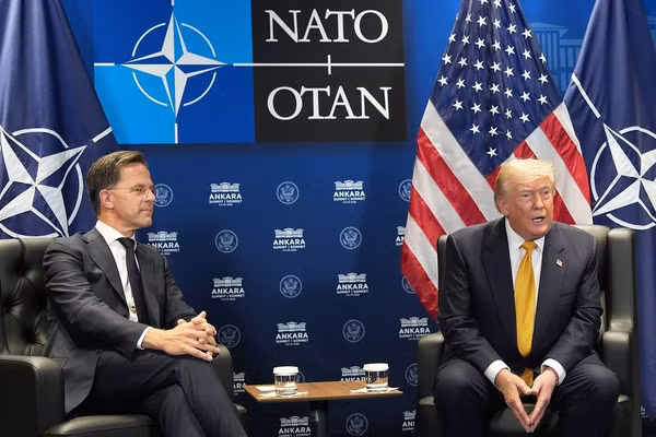 Tổng thống Mỹ Donald Trump (phải) và Tổng Thư ký NATO Mark Rutte.