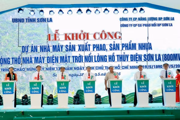 Các đại biểu thực hiện nghi thức khởi công và động thổ hai dự án tại xã Chiềng Lao.