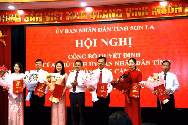 Chủ tịch UBND tỉnh Sơn La trao quyết định bổ nhiệm Giám đốc, Phó Giám đốc Sở, ngành.