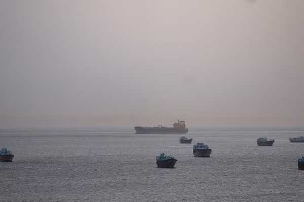 Mỹ dọa trừng phạt các công ty vận tải biển trả phí cho Iran để được đi qua eo biển Hormuz.
