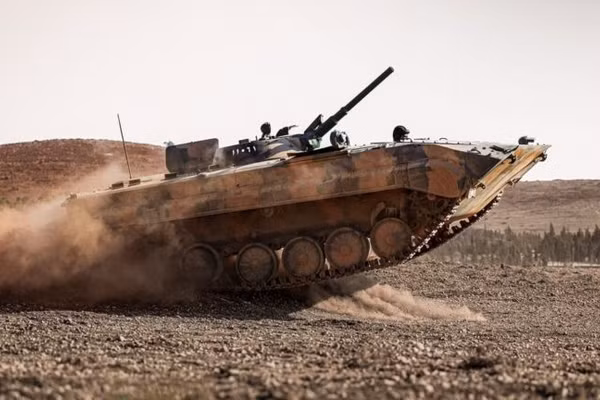 Xe tăng Syria tiến về biên giới Iraq.