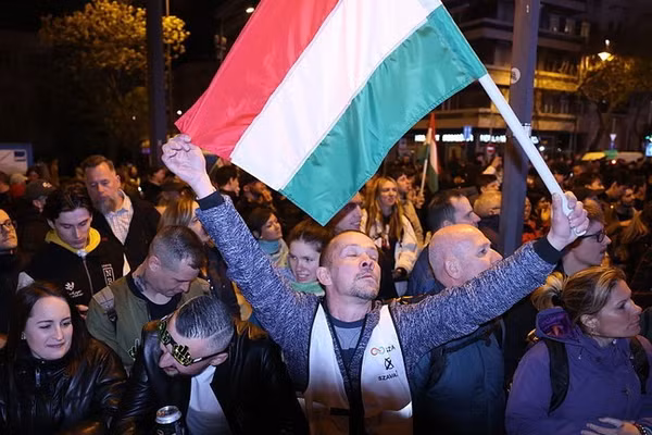 Những người ủng hộ đảng Tisza vui mừng trước kết quả bầu cử tại Hungary, ngày 12/4/2026.