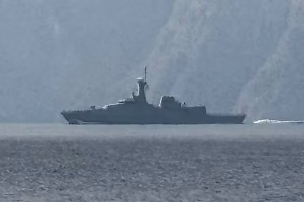 Một tàu chiến của Hải quân Mỹ di chuyển ở khu vực eo biển Hormuz.