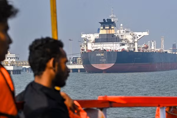 Một tàu chở dầu thô cập cảng Mumbai sau khi đi qua eo biển Hormuz, ngày 11/3/2026.