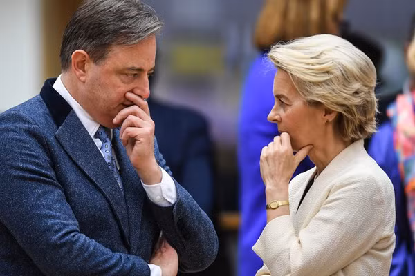 Thủ tướng Bỉ, Bart De Wever (trái) và Chủ tịch EC, Ursula von der Leyen.