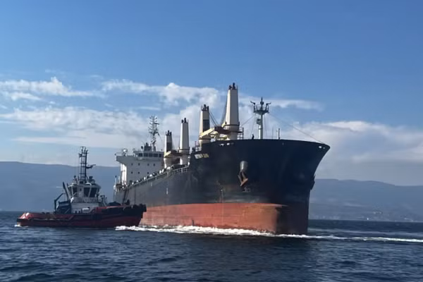 Tàu MV Reyhan Sari treo cờ Thổ Nhĩ Kỳ bị UAV tấn công ngoài khơi cảng Novorossiysk của Nga, ngày 22/7/2026.