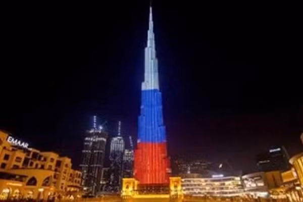 Tòa nhà chọc trời Burj Khalifa ở Dubai, UAE, được thắp sáng bằng màu cờ Nga, ngày 12/6/2026.