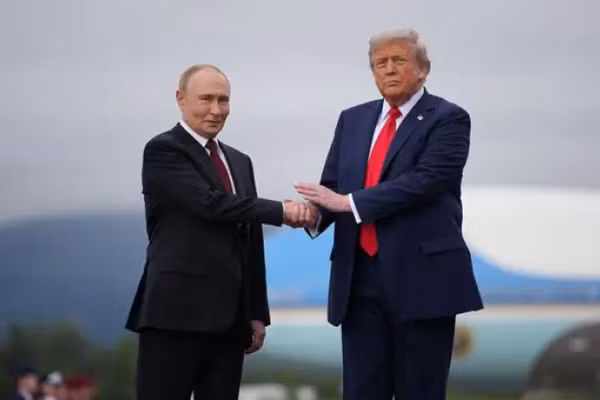 Tổng thống Nga Vladimir Putin (trái) và Tổng thống Mỹ Donald Trump.