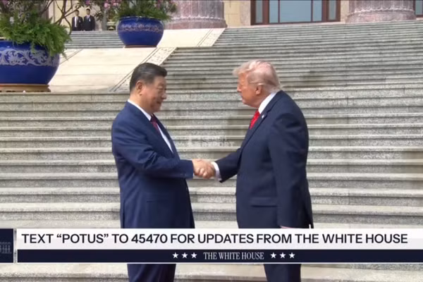 Chủ tịch Trung Quốc Tập Cận Bình (trái) đón tiếp Tổng thống Mỹ Donald Trump tại Bắc Kinh, ngày 14/5/2026.