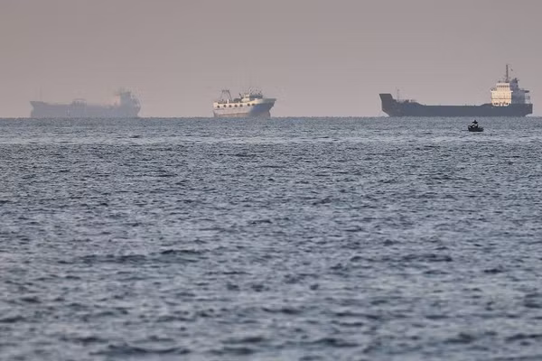 Iran tuyên bố đóng cửa hoàn toàn eo biển Hormuz đối với tất cả các tàu thuyền.