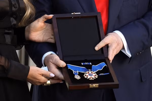 Tổng thống Mỹ Donald Trump truy tặng nhà hoạt động bảo thủ trẻ tuổi Charlie Kirk Huân chương Tự do Tổng thống, ngày 14/10/2025.