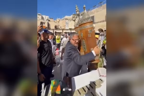 Bộ trưởng An ninh Quốc gia Israel Itamar Ben-Gvir mang theo một cuộn kinh Torah khổng lồ.
