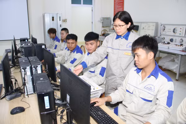 Giảng viên Trường Cao đẳng Kỹ thuật Công nghệ Sơn La đang hướng dẫn sinh viên trên máy tính.