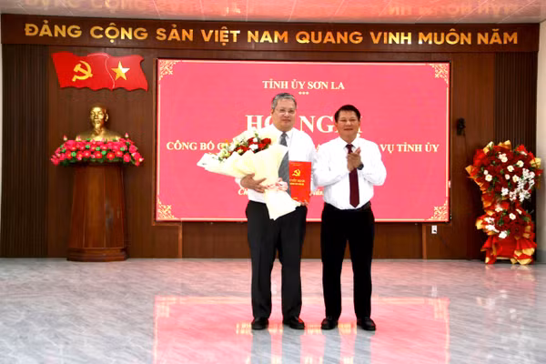 Ông Lò Minh Hùng, Phó Bí thư Tỉnh ủy Sơn La (người bên phải) trao quyết định cho ông Phùng Kim Sơn.