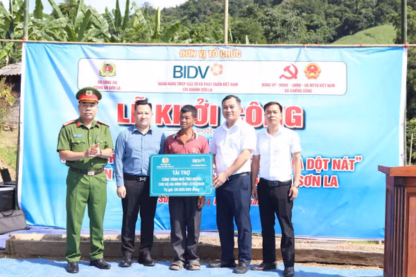 Đơn vị tài trợ cùng chính quyền địa phương trao kinh phí xây dựng nhà cho gia đình ông Lò Văn Ban, bản Nhất Bó Lạnh.