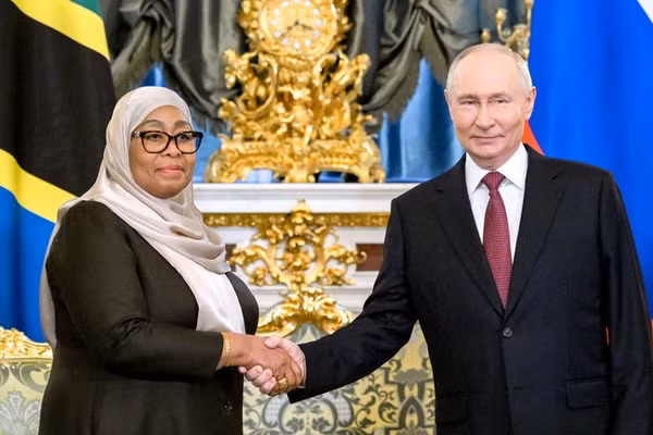 Tổng thống Tanzania Samia Suluhu Hassan (trái) và Tổng thống Nga Vladimir Putin tại Điện Kremlin ở Moscow, ngày 3/6/2026.