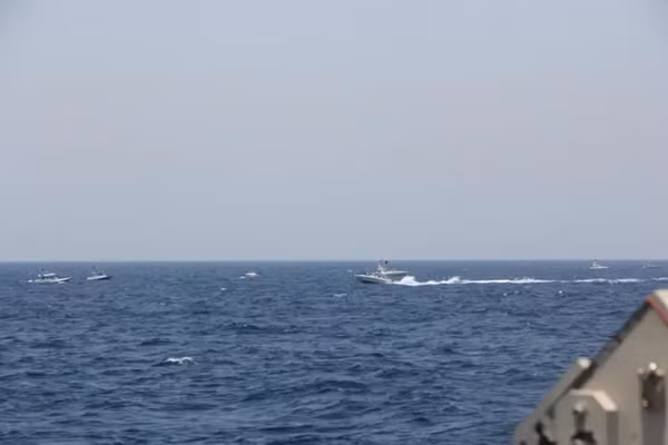 Những chiếc xuồng máy trang bị súng máy của IRGC trên eo biển Hormuz.