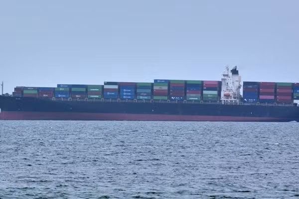 Một tàu chở hàng ở Vịnh Oman.
