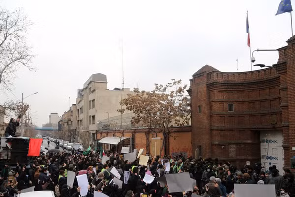Người dân Iran tại một cuộc biểu tình bên ngoài Đại sứ quán Pháp ở thủ đô Tehran.