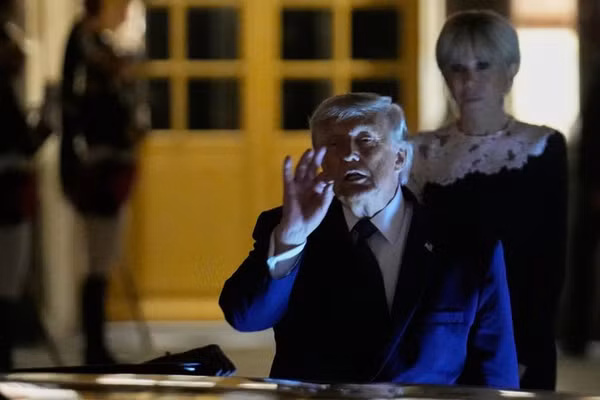 Tổng thống Mỹ Donald Trump ký bản ghi nhớ thỏa thuận với Iran tại Cung điện Versailles ở Pháp, ngày 17/6/2026.