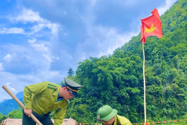 Kiểm lâm Khu bảo tồn thiên nhiên Mường La trồng cây xanh.