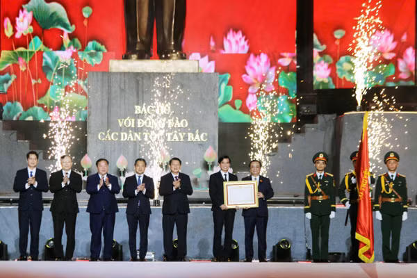 Ông Lê Minh Hoan, Phó Chủ tịch Quốc hội (người bên phải) chuyển trao Huân chương Lao động hạng Nhất cho Đảng bộ, chính quyền và Nhân dân các dân tộc tỉnh Sơn La.