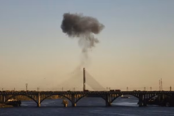 Cây cầu đường bộ dài 800m ở thủ đô Kiev, Ukraine, bị UAV Nga tấn công, ngày 3/10/2026.