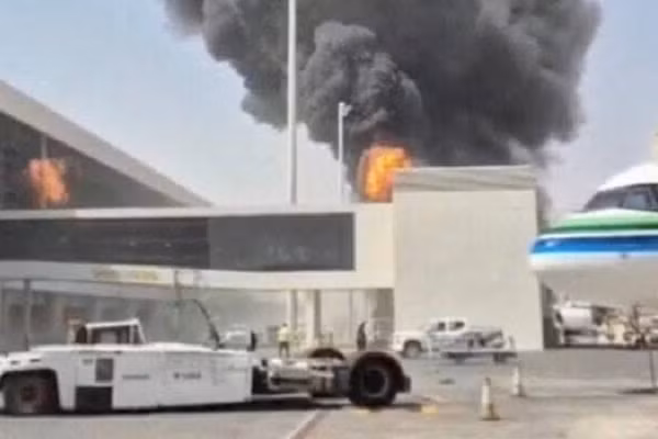 Sân bay Quốc tế King Khalid ở Riyadh, Saudi Arabia, bị tấn công tên lửa, ngày 8/10/2026.