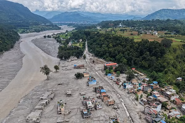 Nhà cửa và cơ sở hạ tầng bị hư hại do lũ quét dọc sông Trishuli ở Devighat, Nuwakot, Nepal, ngày 29/8/2026.