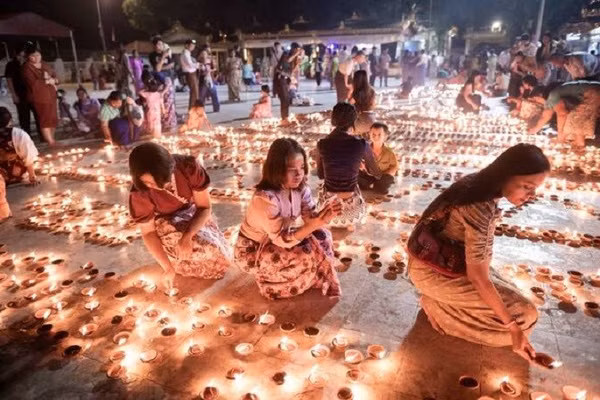 Lễ hội trăng tròn Thadingyut ở thị trấn Chaung U, miền trung Myanmar, ngày 6/10/2025.