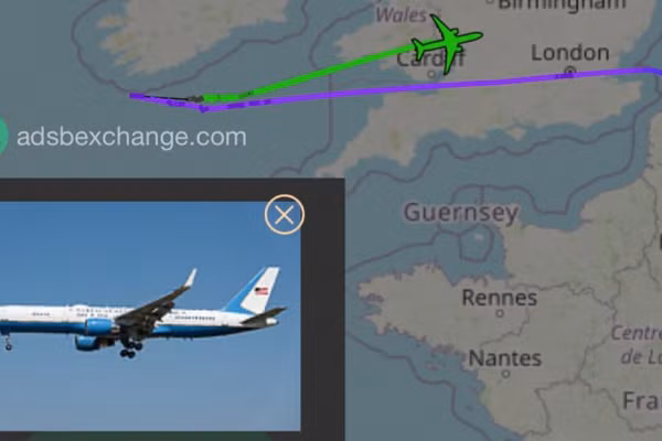 C-32 chở Bộ trưởng Chiến tranh Mỹ Pete Hegseth gửi tín hiệu khẩn cấp qua Đại Tây Dương, ngày 15/10/2025.