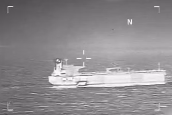 Tàu Iran đi qua eo biển Hormuz an toàn sau khi Mỹ hủy bỏ lệnh phong tỏa hải quân, ngày 16/6/2026.