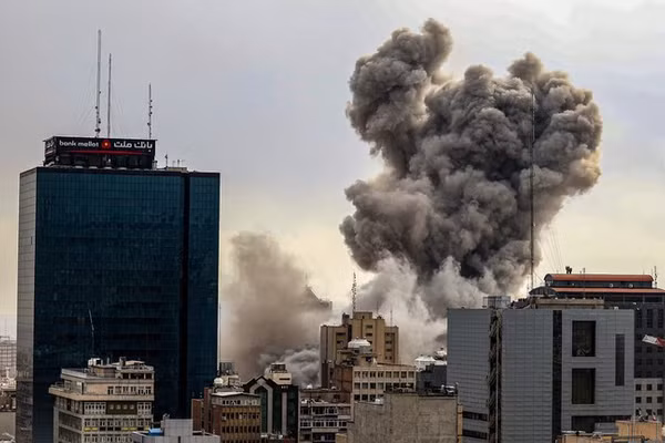 Những cột khói đen bốc cao sau cuộc tấn công của Mỹ và Israel nhằm vào thủ đô Tehran, Iran.