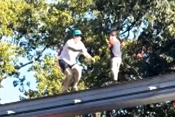 Người đàn ông giải cứu cậu bé lạc cha mẹ đang đi trên đường ray trên cao trong công viên Hersheypark, ngày 31/8/2025.